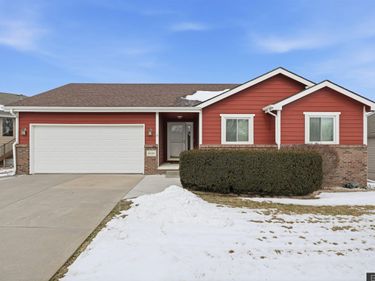 8120 Grand Oaks Drive, Lincoln, NE 68516