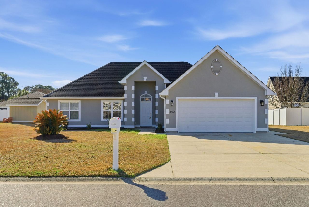 203 Silverbelle Blvd. Photo 1
