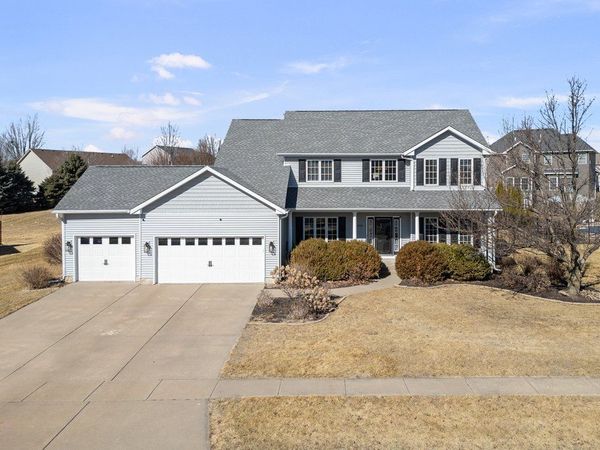 408 Tombergs Drive, Eldridge, IA 52748