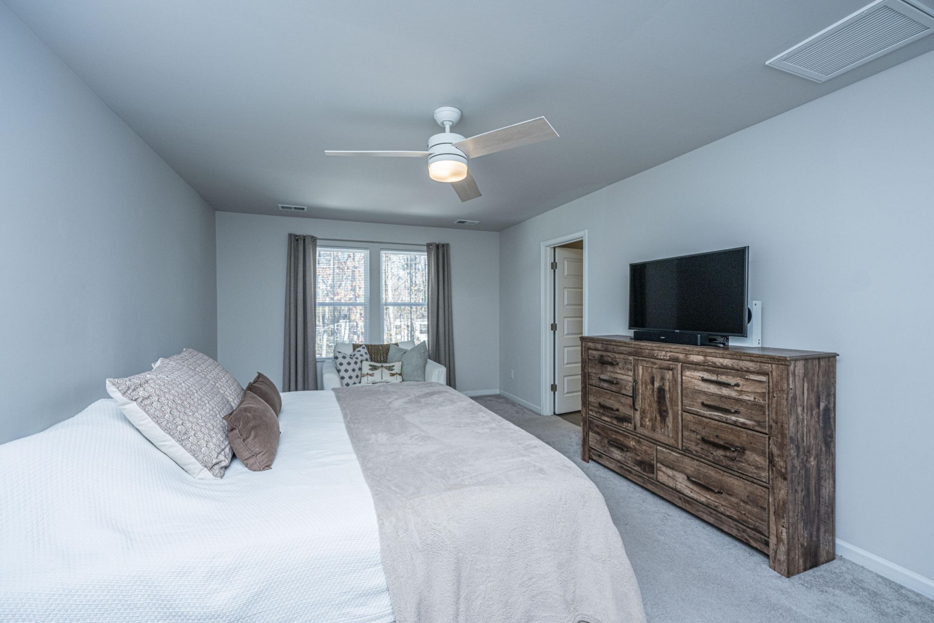 8016 Reagan Way Photo 14