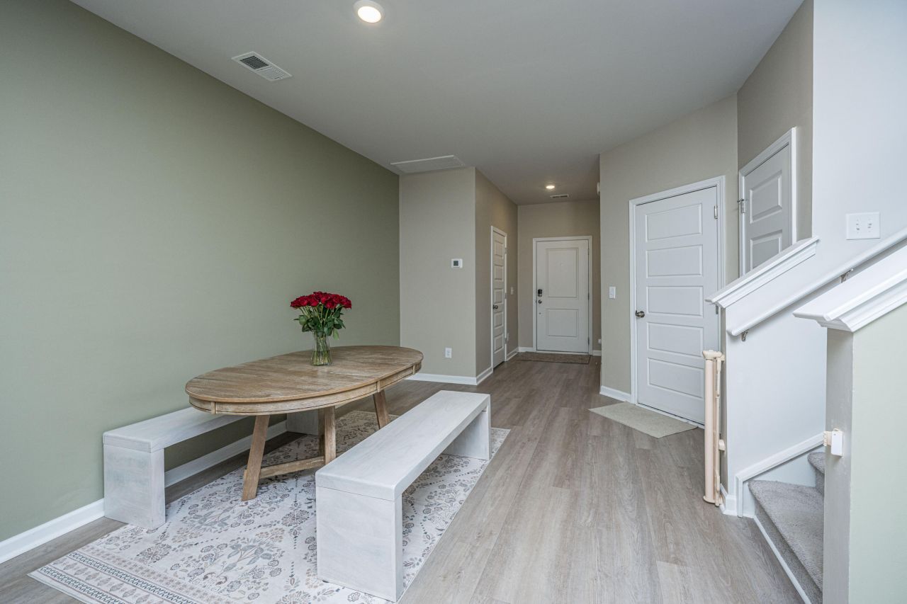 8016 Reagan Way Photo 5