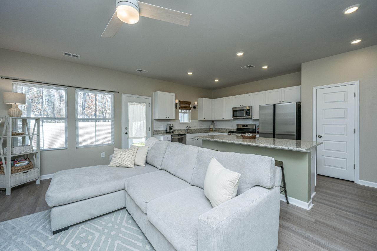 8016 Reagan Way Photo 9