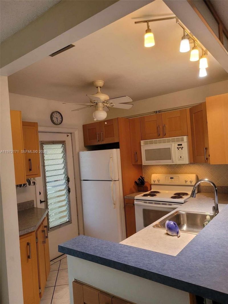 4801 NW 34th St , Unit 602, Lauderdale Lakes, FL 33319 Photo