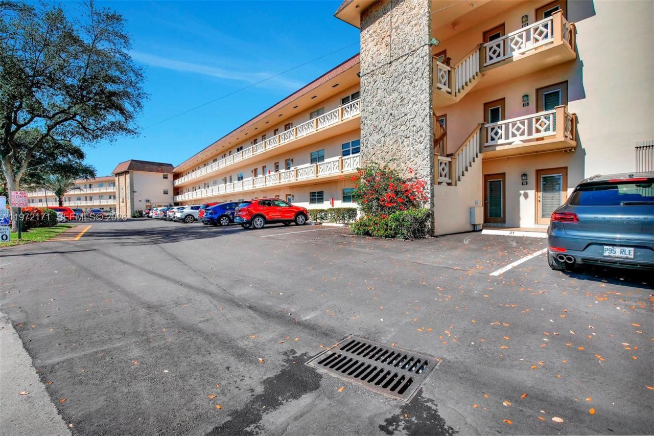 4801 NW 34th St , Unit 602, Lauderdale Lakes, FL 33319 Photo