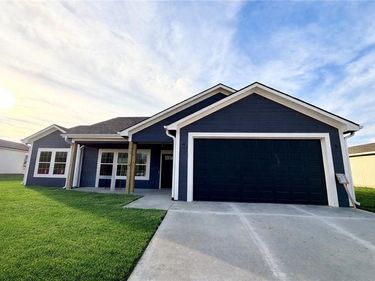 1302 NE Sequoia Court, Oak Grove, MO 64075