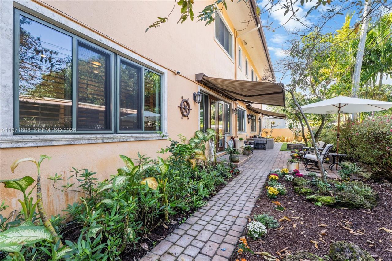 4251 SW 11th St, Miami, FL 33134 Photo