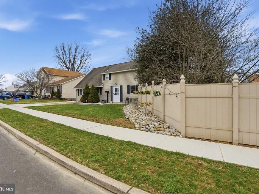 10 Inbrook Road, Levittown, PA 19057 Main Photo