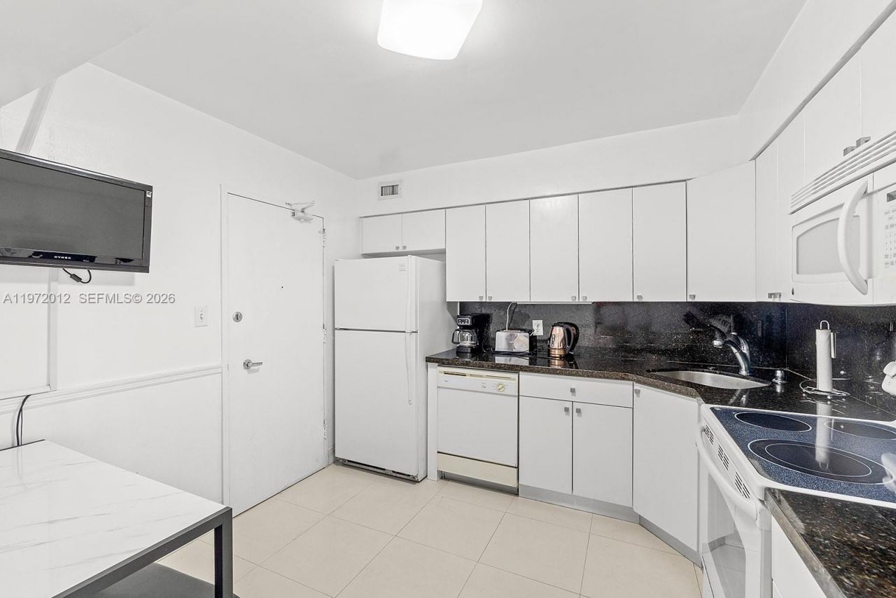 5161 Collins Ave, Unit 910, Miami Beach, FL 33140 Photo