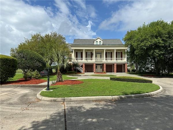 7 GOLF VILLA Drive, New Orleans, LA 70131