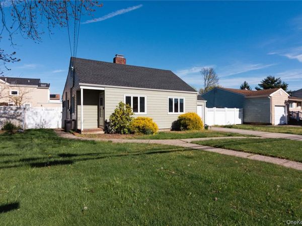 22 Carman Boulevard , Massapequa, NY 11758