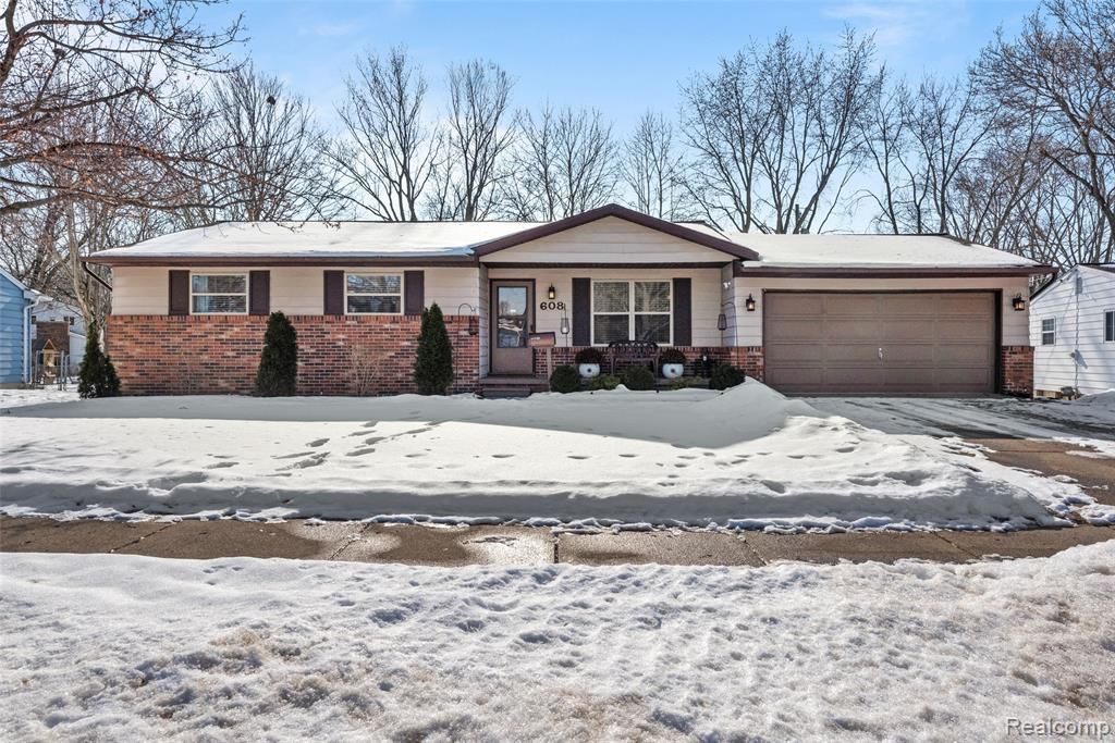 608 Autumn Drive, Flushing, MI 48433 Main Photo
