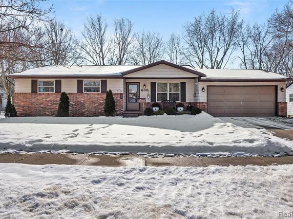 608 Autumn Drive, Flushing, MI 48433