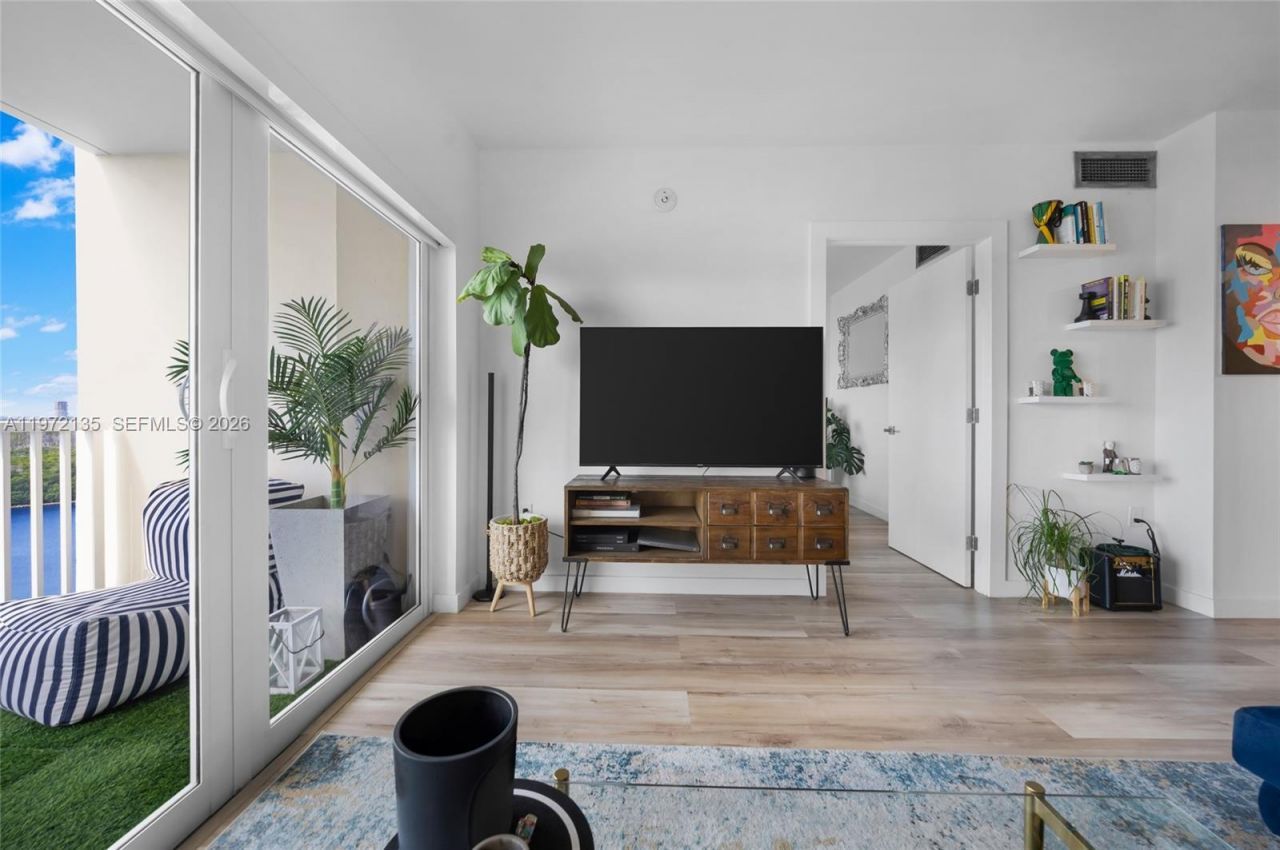 300 Bayview Dr , Unit 1614, Sunny Isles Beach, FL 33160 Photo