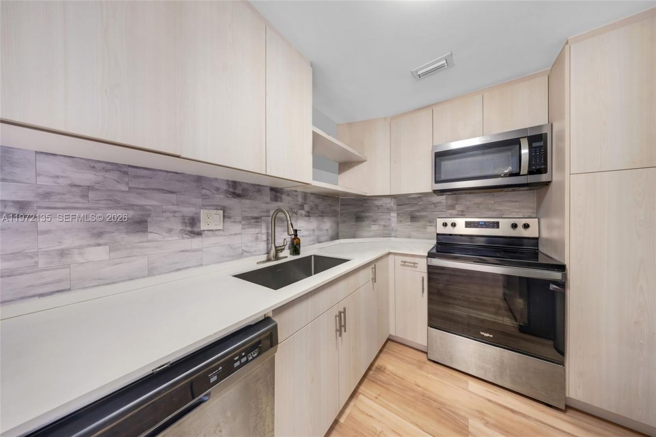 300 Bayview Dr , Unit 1614, Sunny Isles Beach, FL 33160 Photo