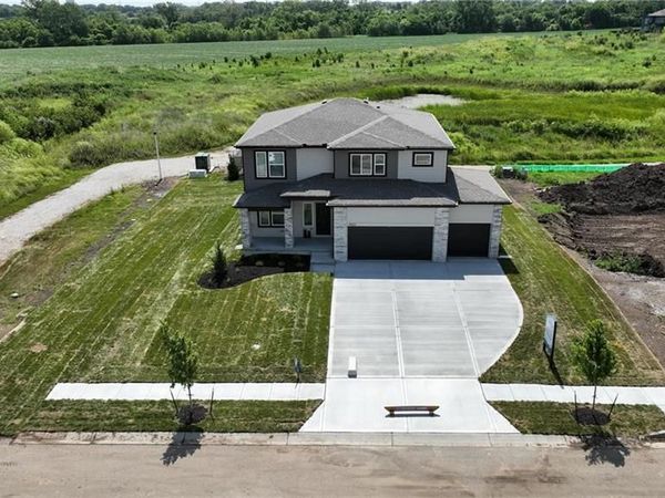 1005 SW Bluebird Lane, Oak Grove, MO 64075