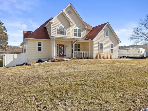 802 Manor DRIVE, Silver Lake, WI 53170