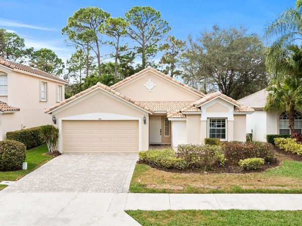 447 Woodview Circle, Palm Beach Gardens, FL 33418
