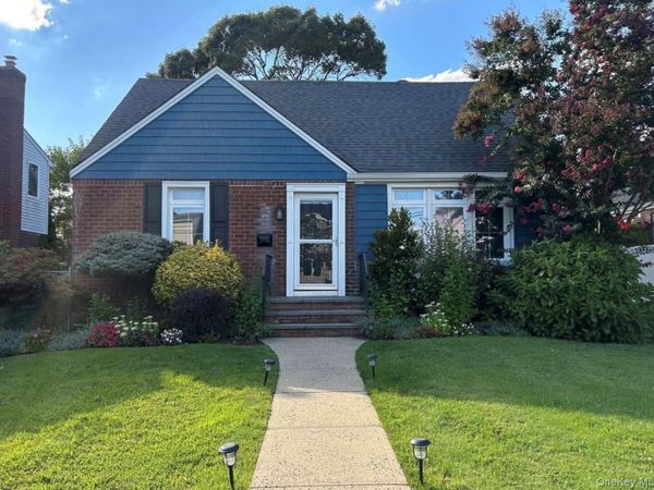 422 St Agnes Place , Franklin Square, NY 11010