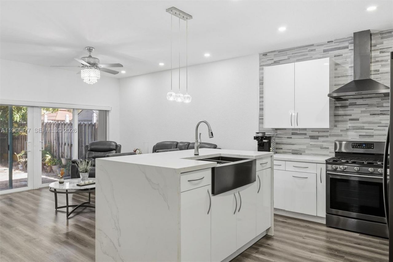 8725 NW 148th Ter, Miami Lakes, FL 33018 Photo