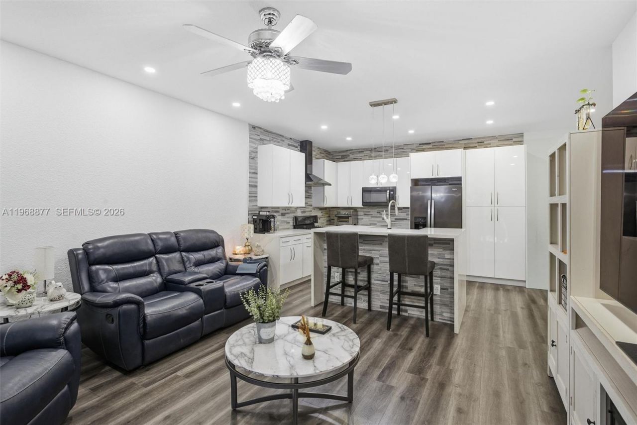 8725 NW 148th Ter, Miami Lakes, FL 33018 Photo