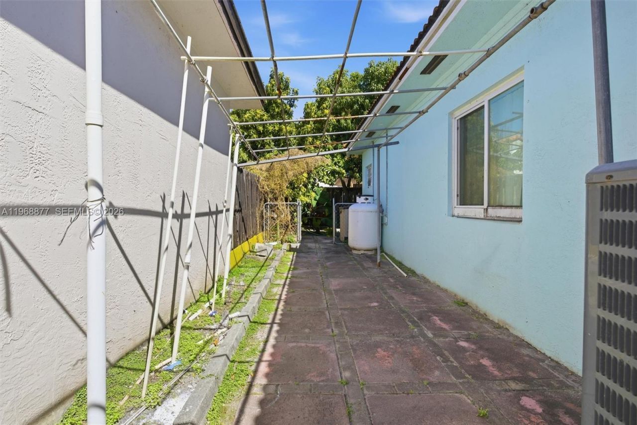 8725 NW 148th Ter, Miami Lakes, FL 33018 Photo