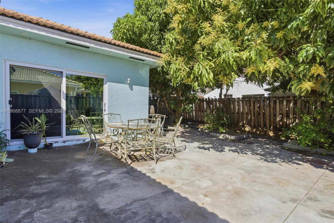 8725 NW 148th Ter, Miami Lakes, FL 33018 Photo