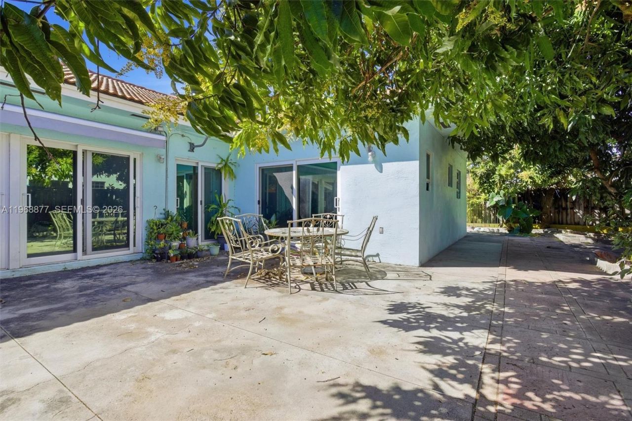 8725 NW 148th Ter, Miami Lakes, FL 33018 Photo