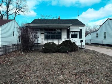 19009 Woodland Street, Harper Woods, MI 48225