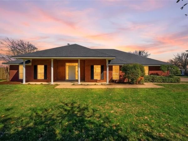 693 Mclaughlin Road , Woodway, TX 76712