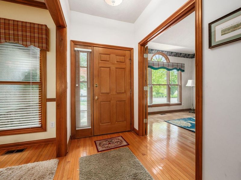 895 Linworth Village Drive , Columbus, OH 43235 Photo 3