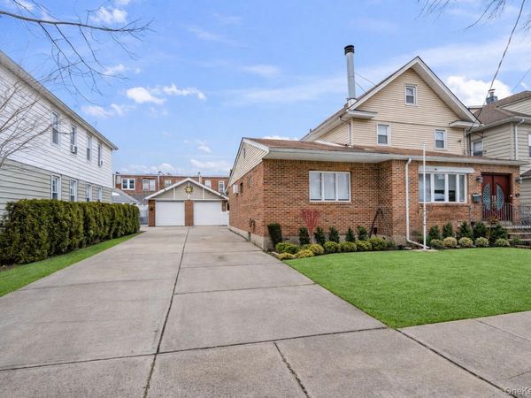 11 W Hitchcock Avenue , Floral Park, NY 11001