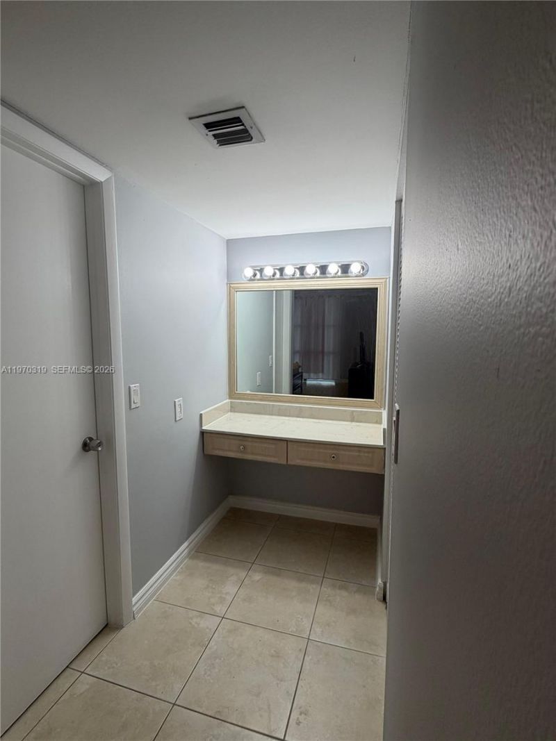 17600 N Bay Rd , Unit N907, Sunny Isles Beach, FL 33160 Photo