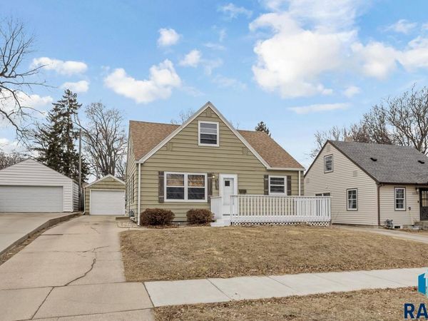 2213 S Hawthorne Ave, Sioux Falls, SD 57105