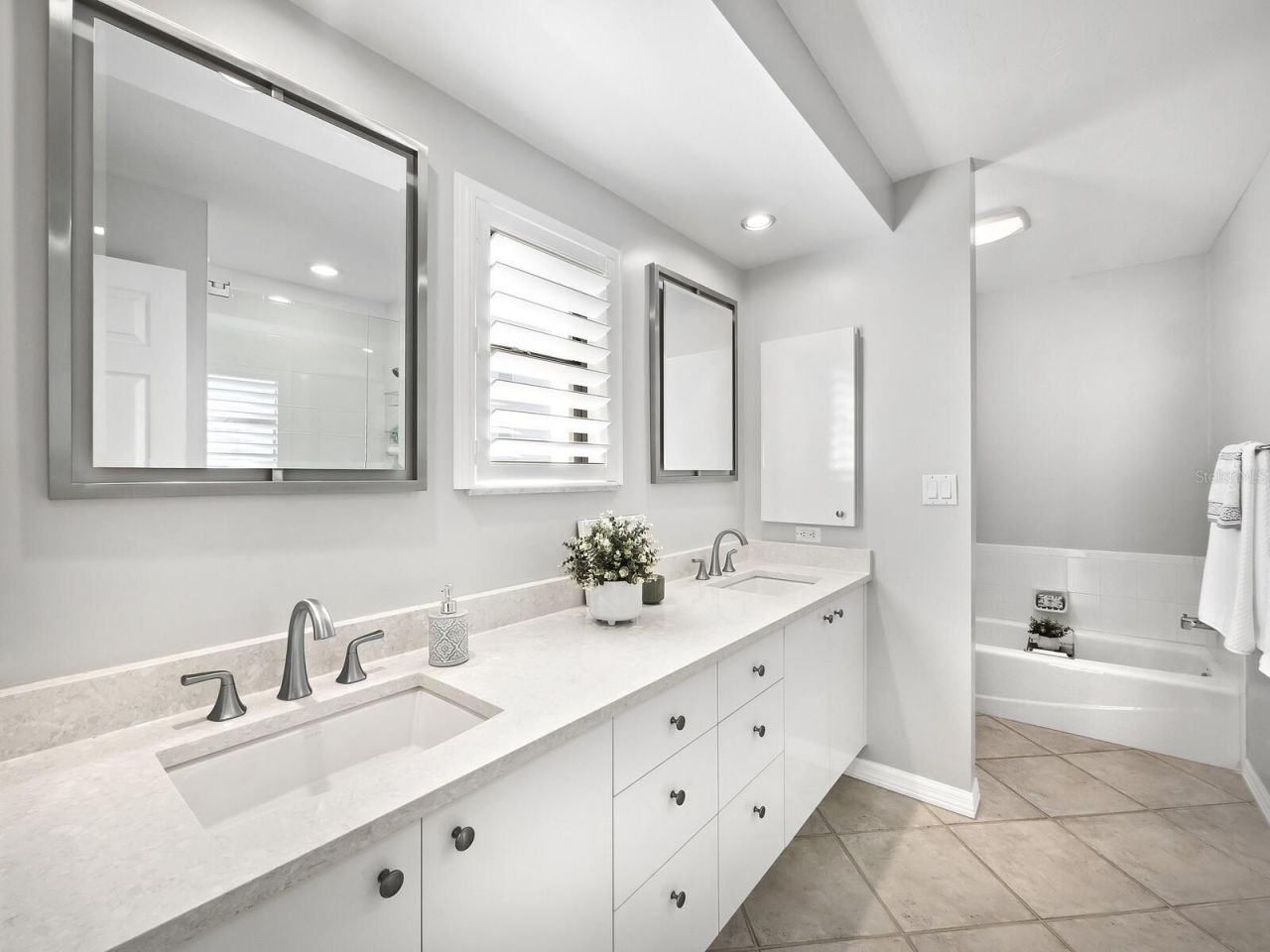 205 Golden Gate Point, Unit 401, Sarasota, FL 34236 Photo