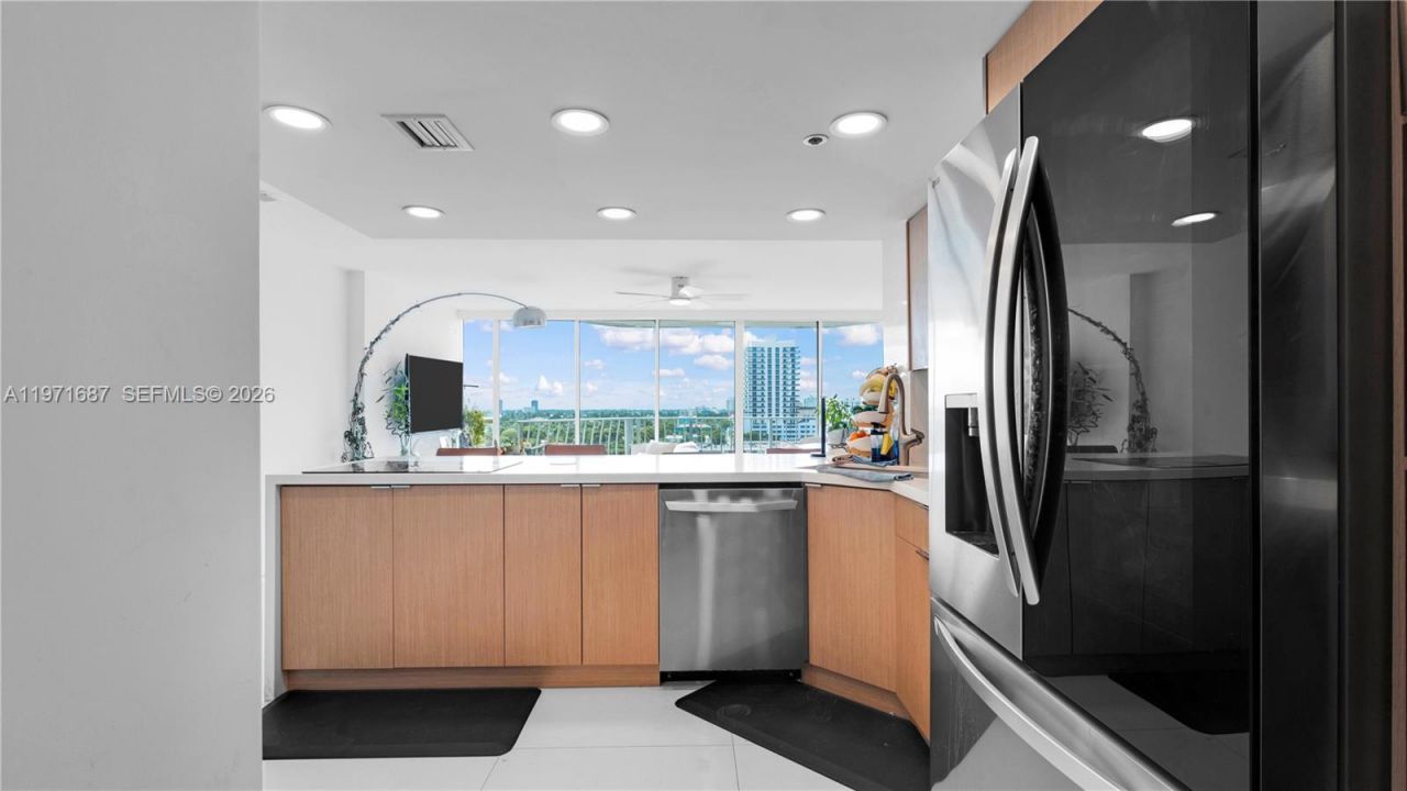 7601 E Treasure Dr , Unit 1011, North Bay Village, FL 33141 Photo