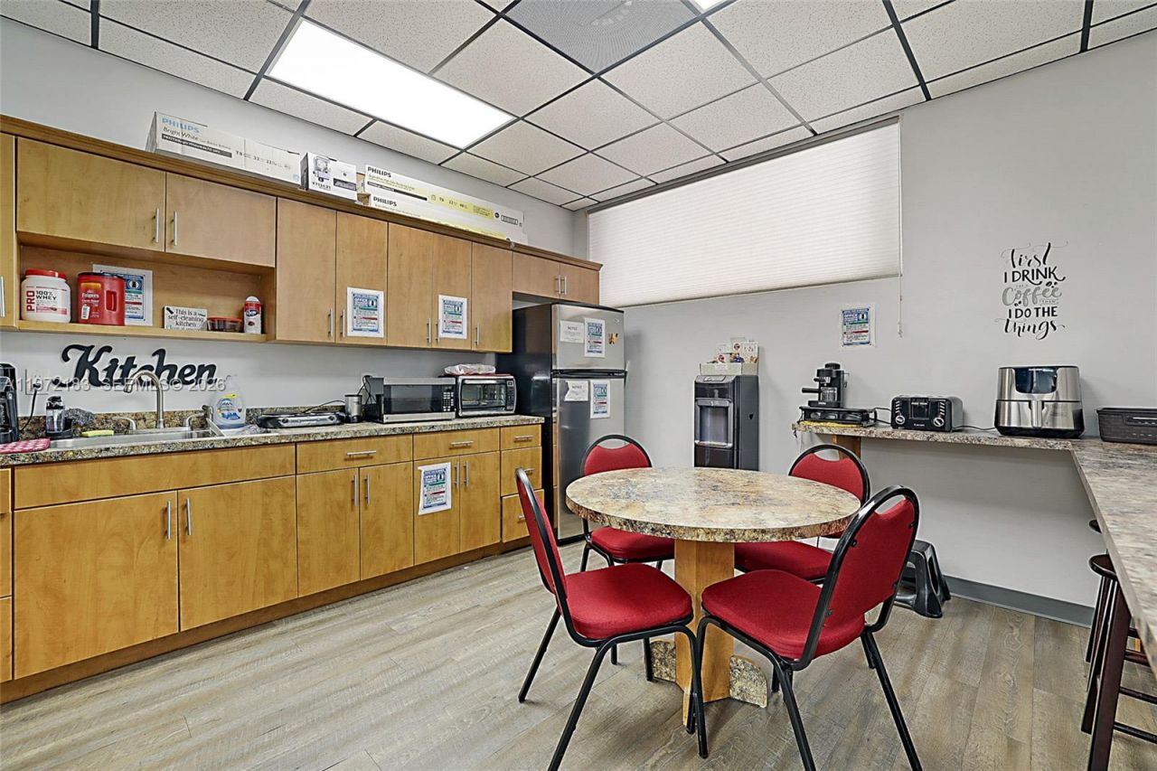 7500 S Dixie Hwy, West Palm Beach, FL 33405 Photo