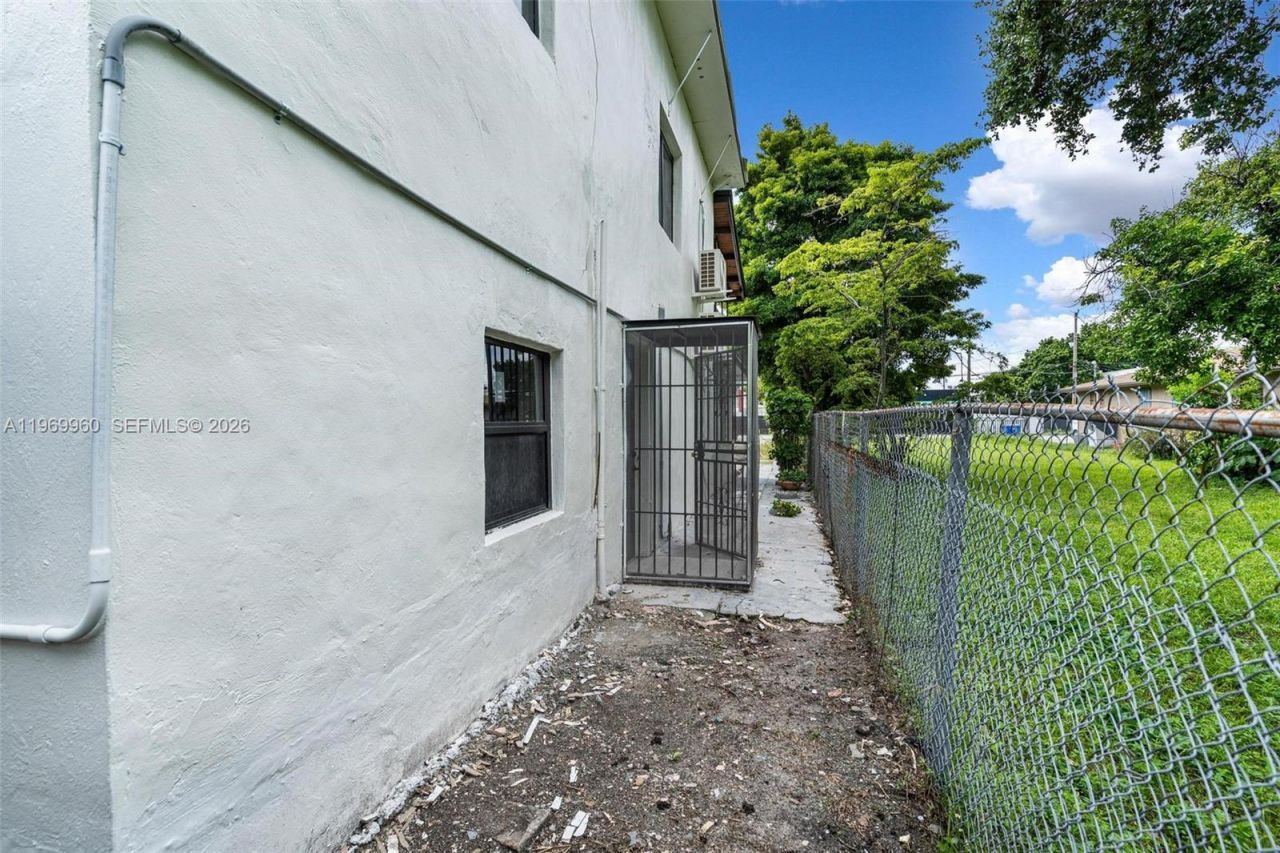 1523 NW 38th St, Miami, FL 33142 Photo