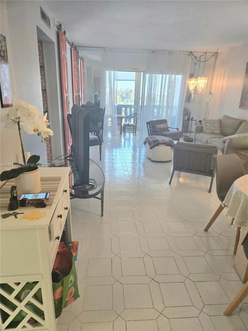 4001 Hillcrest Dr , Unit 909, Hollywood, FL 33021 Photo