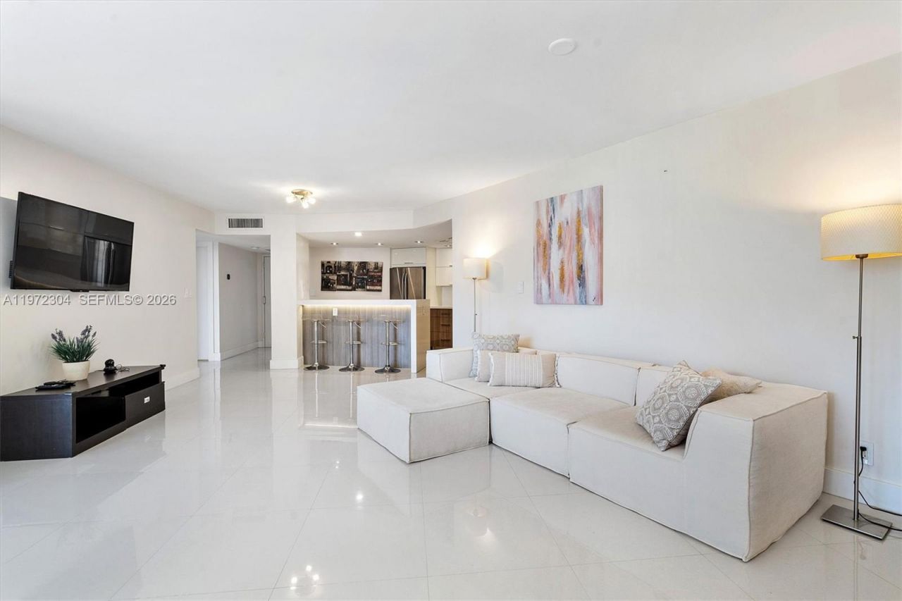 600 Parkview Dr, Unit 412, Hallandale Beach, FL 33009 Photo