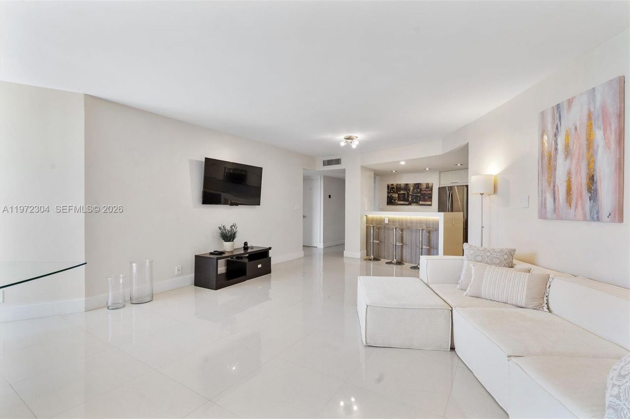 600 Parkview Dr, Unit 412, Hallandale Beach, FL 33009 Photo