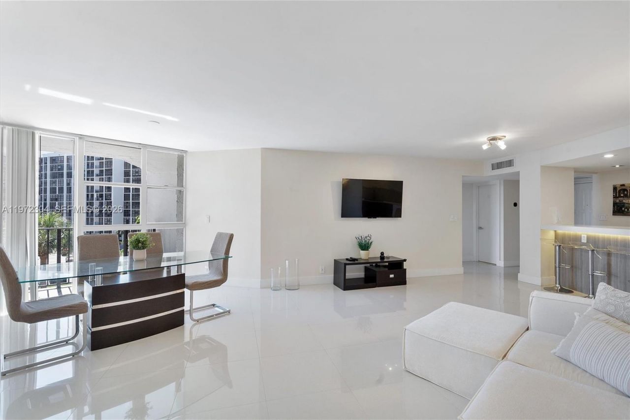 600 Parkview Dr, Unit 412, Hallandale Beach, FL 33009 Photo