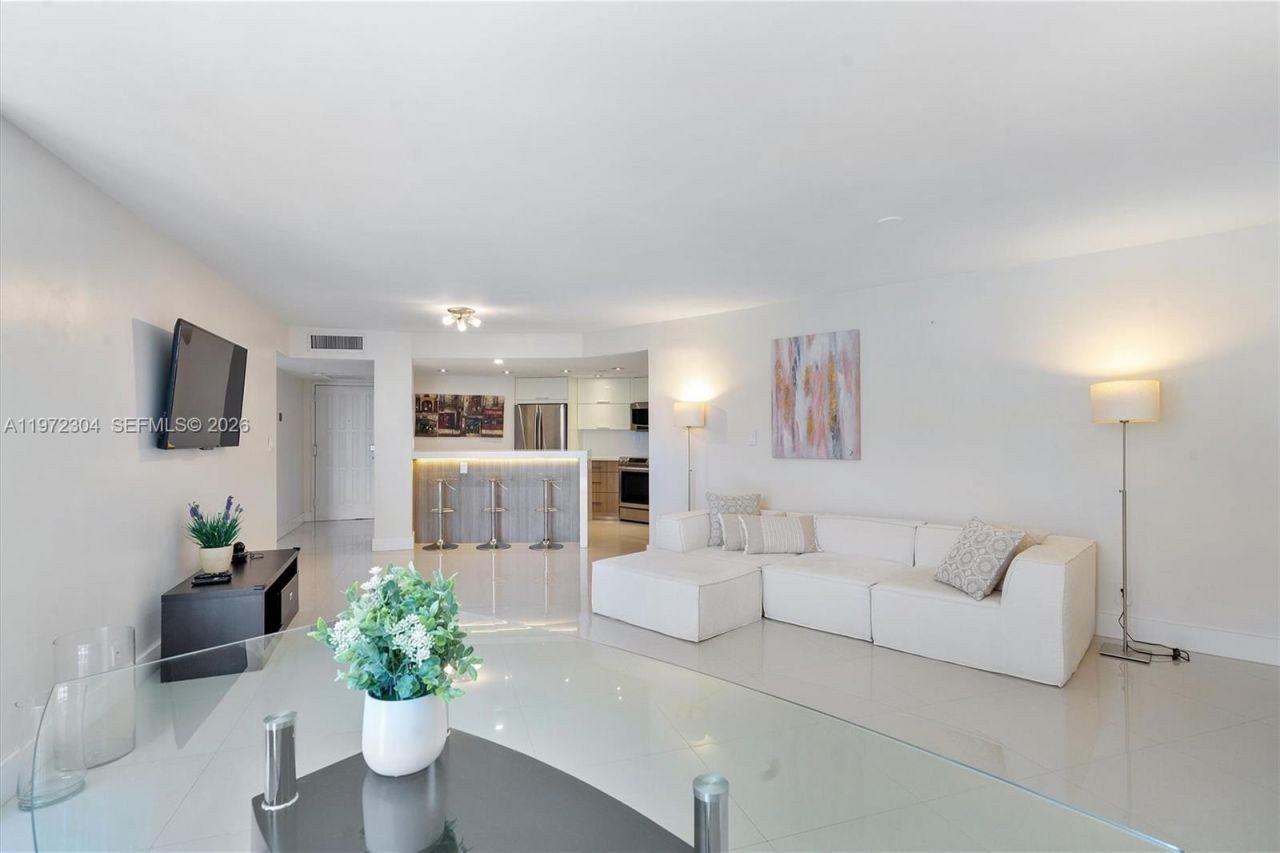 600 Parkview Dr, Unit 412, Hallandale Beach, FL 33009 Photo