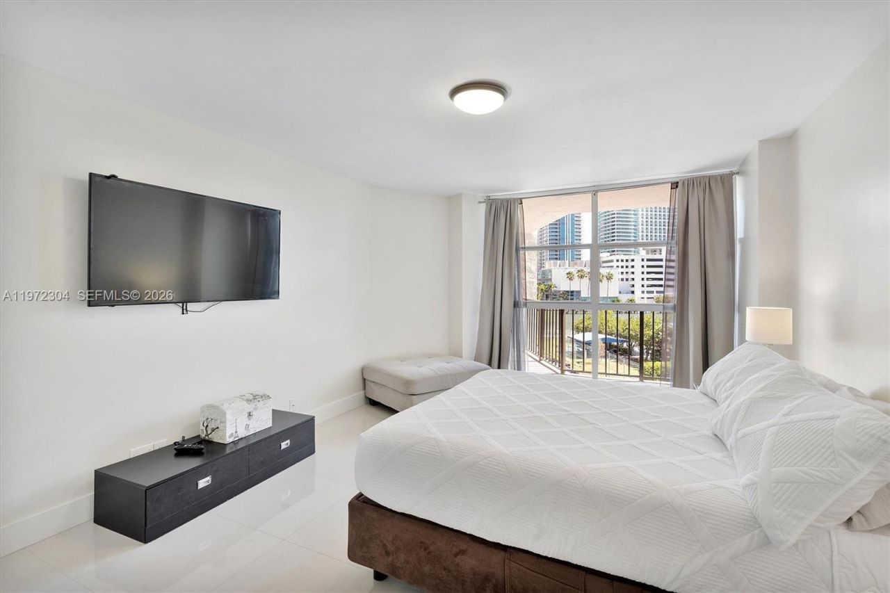 600 Parkview Dr, Unit 412, Hallandale Beach, FL 33009 Photo