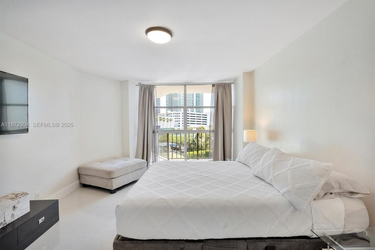 600 Parkview Dr, Unit 412, Hallandale Beach, FL 33009 Photo