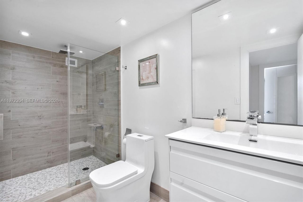 600 Parkview Dr, Unit 412, Hallandale Beach, FL 33009 Photo