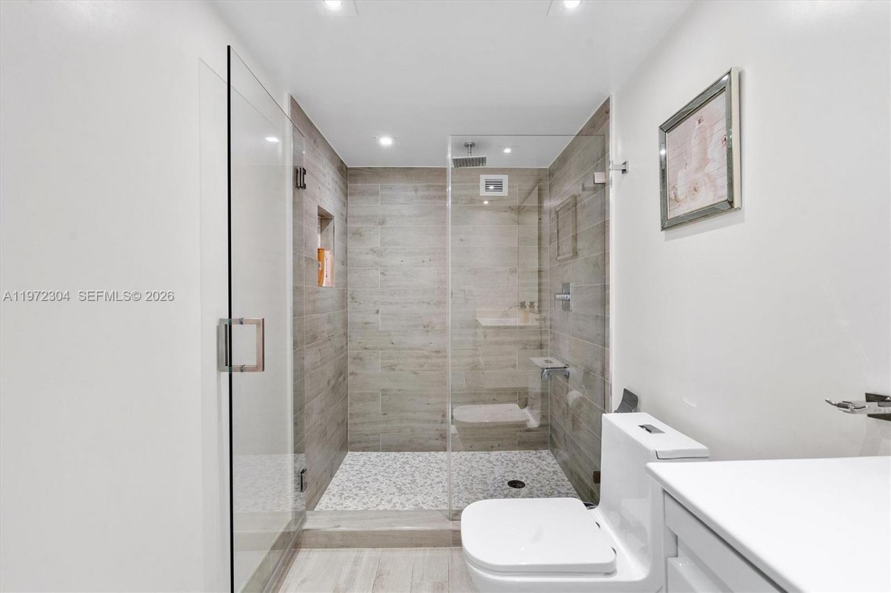 600 Parkview Dr, Unit 412, Hallandale Beach, FL 33009 Photo