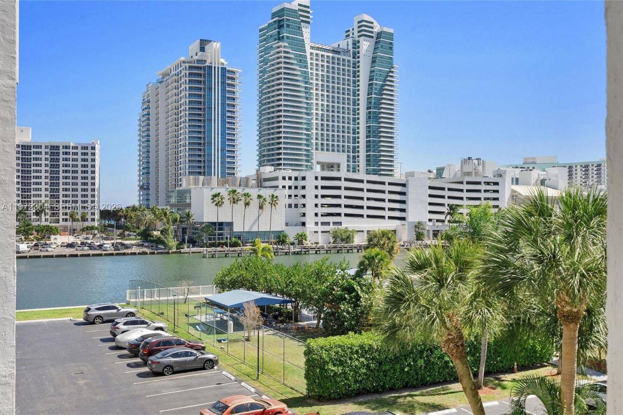 600 Parkview Dr, Unit 412, Hallandale Beach, FL 33009 Photo