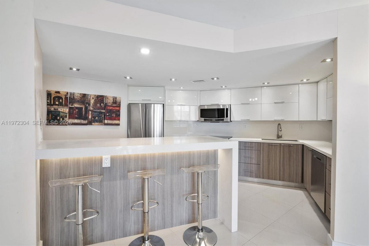 600 Parkview Dr, Unit 412, Hallandale Beach, FL 33009 Photo