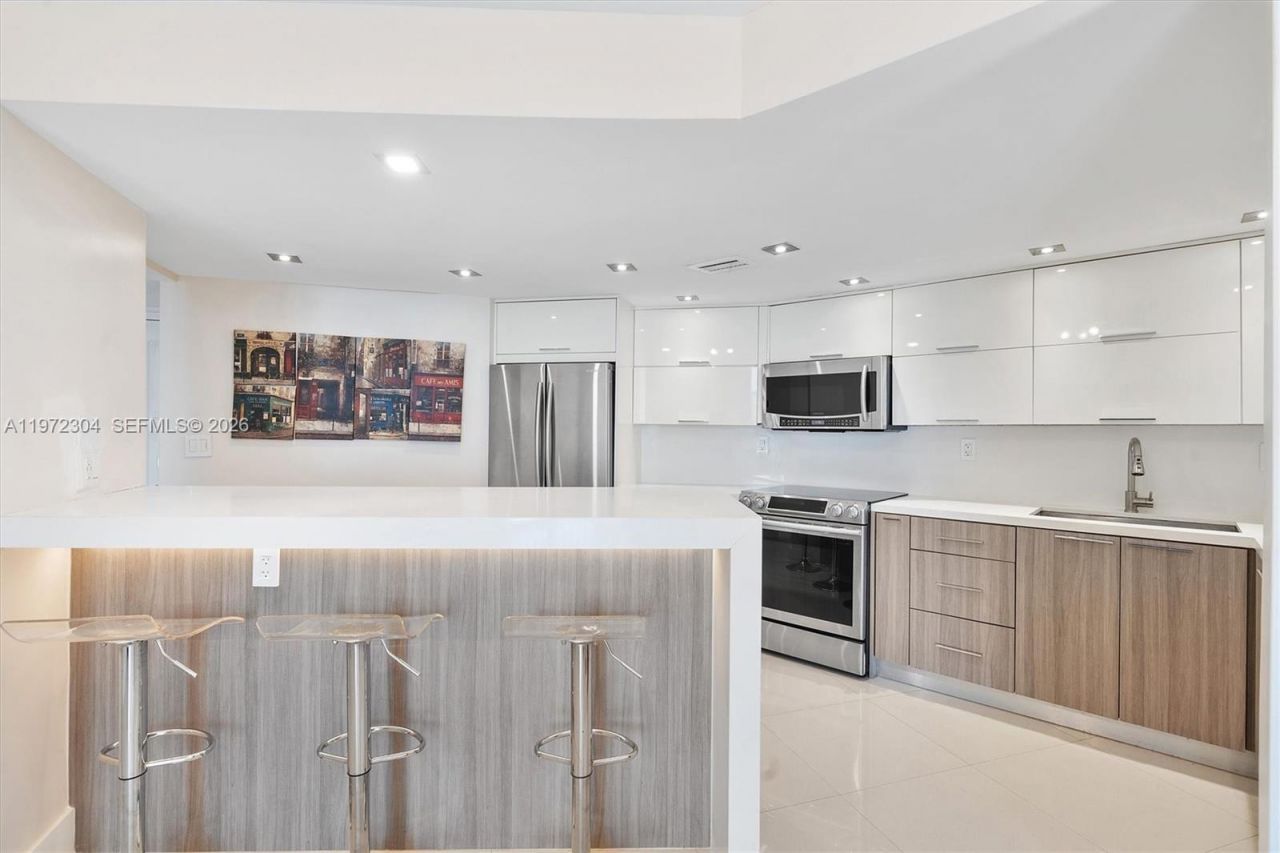 600 Parkview Dr, Unit 412, Hallandale Beach, FL 33009 Photo