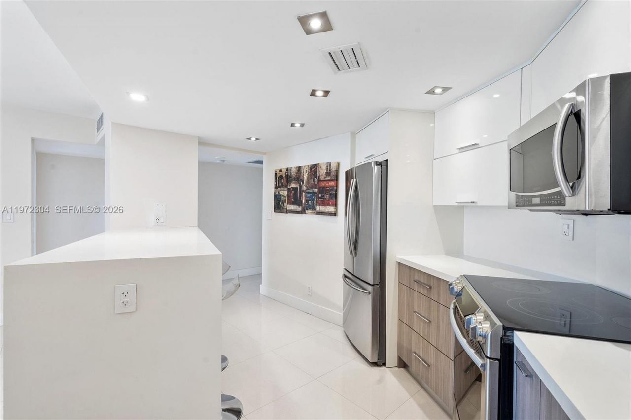 600 Parkview Dr, Unit 412, Hallandale Beach, FL 33009 Photo